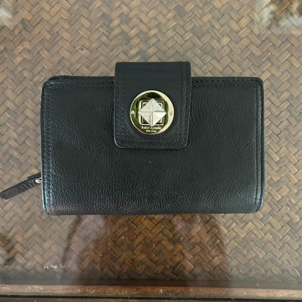 Kate Spade Hampton Bifold Wallet Black Textured Leather Pyramid Turn Lock